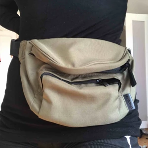  - Säljer denna ”becknarväskan” från A-TO-B. Du kan justera tajtheten på banden och använda den som både en midje och axelväska ✨