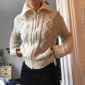  - Stickad polo med dragkedja 