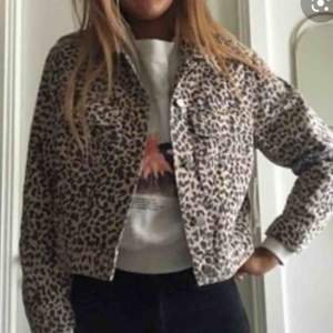 Säljer denna supersnygga leopard jacka ifrån Gina Tricot, sparsamt använd! Jackan är avklippt för att få fram midjan och snyggare outfit, (lånad bild) om ni vill ha flera bilder går det att fixa! 💕✌🏼