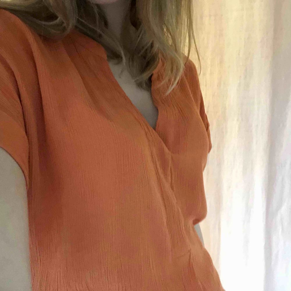En orange vintage tröja hittad i mammas garderob! Frakt tillkommer. Blusar.