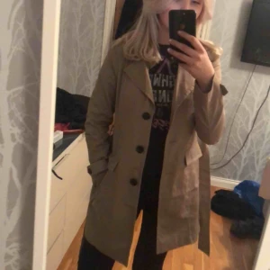  - Superfin oanvänd trenchcoat!