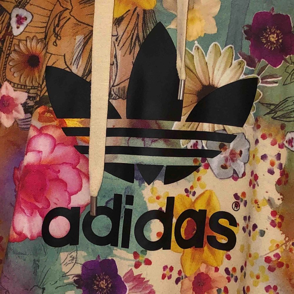 Färgglad hoodie köpt från Adidas | Plick Second Hand
