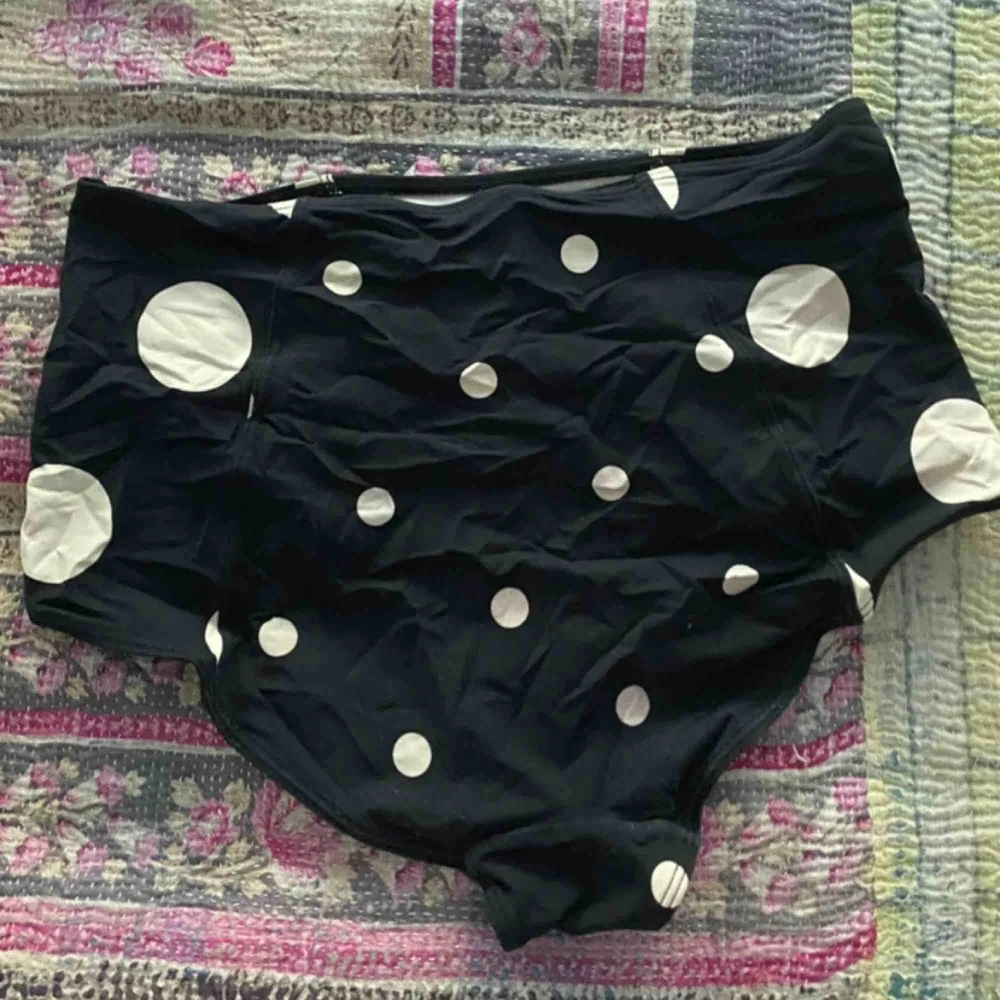 bathing suit bottoms from monki. they are high waisted and super flattering. price includes shipping 💖. Övrigt.