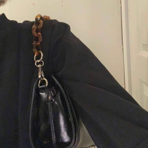  - Snygg väska med ”kedja” Säljs pga att den inte kommer till användning då jag har väldigt många väskor
