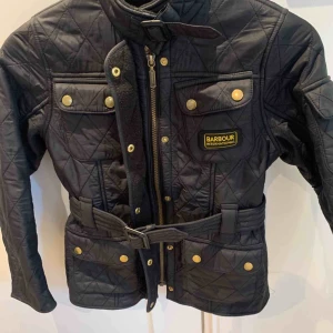  - En barn, svart Barbour jacka med bälte i midjan, använd ett antal gånger, men ändå fint skick. Lite knottrig på insidan, men inte något man ser. (Mer bilder ifall ni vill se närmre), storlek M som barn, tycker den passar en 10-12 åring. 