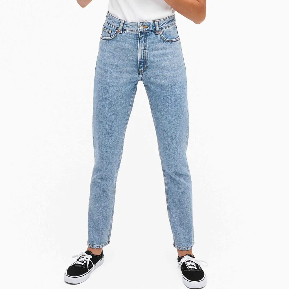 Rensar garderoben: säljer min absoluta favoritjeans som har blivit för små. De är från Monki, modell Kimomo mid blue jeans. Köpta för 400kr. Mycket använda men i fint skick. Köparen står för frakten. Kan även mötas mellan Vällingby och Brommaplan . Jeans & Byxor.