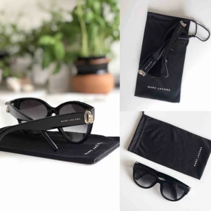  - Marc Jacobs Marc 181/S 807/90 5418.  Nypris 2799kr i butik. Säljer de för 900kr. Köpta på Synsam St Eriksplan, Sommar 2019. Fint skick!  Följer med tunn påse. Hämtas i Solna ☀️  Bild 1: Paret jag säljer. Bild 2: Från Synsams hemsida.