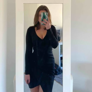  - Fin festklänning från Nelly. Urringad och fin slits. Knappt använd pga för liten. Ett hål i ena sömmen (bild 3) men det syns inte när man har på sig den. Hålet bör annars vara lätt att bara sy igen. 