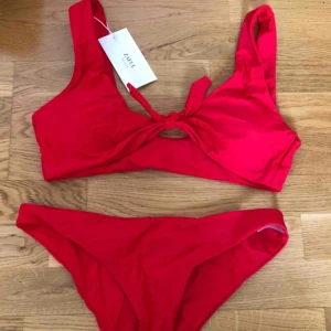  - Såå fin bikini från Zaful som tyvärr är förstor, aldrig använd med prislappen kvar. Nypris: 300kr💕