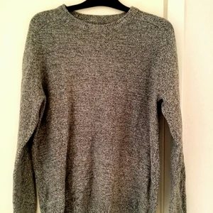 Skön stickad sweatshirt - En väldigt mjuk o skön stickad långärmad tröja från H&M. Storlek; L. Oanvänd p.ga storleken (Har XL själv).  80kr eller bud.