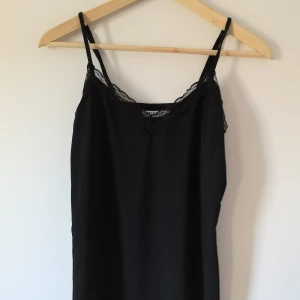 Gulligt linne - Gulligt linne med spetskant, luftigt och glatt tyg