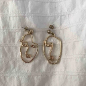  - Jag säljer två par trendiga örhängen i guldfärg, köpta på monki för ett tag sedan. Använda fåtal gånger. 49kr/st eller 79 kr för båda. Betalning sker via swish och köparen står för frakt.🦋
