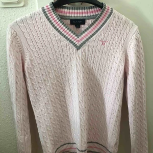  - Gant stickad tröja i rosa/grått! Storlek 2XL i barnstorlek men passar mig som har xs i tröjor. Kom med bud, kan postas men frakt ingår ej i det angivna priset💖