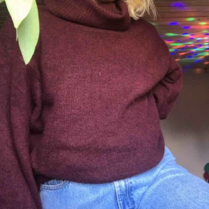  - Stickad polotröja med jääättehög polo some använd kanske 10 gånger. Supermysigt och mjukt material. Betalning via swish innan paketet skickas och frakten ingår i priset ❤️