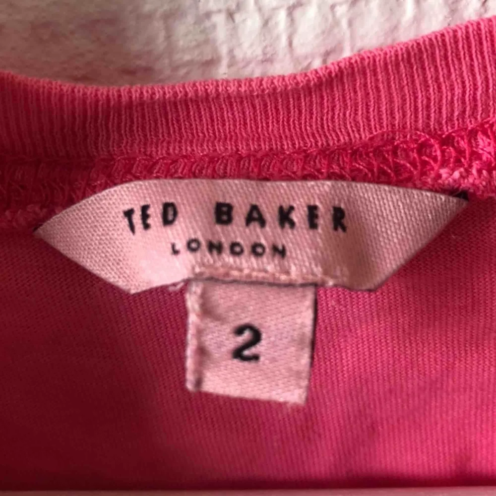 Kortare tröja från Ted baker som är perfekt när det blir lite varmare. Passar perfekt med svarta eller ljusblåa jeans/kjol. Loggan är reflex. Köparen står för frakt men jag kan mötas upp i centrala Stockholm 💕. T-shirts.