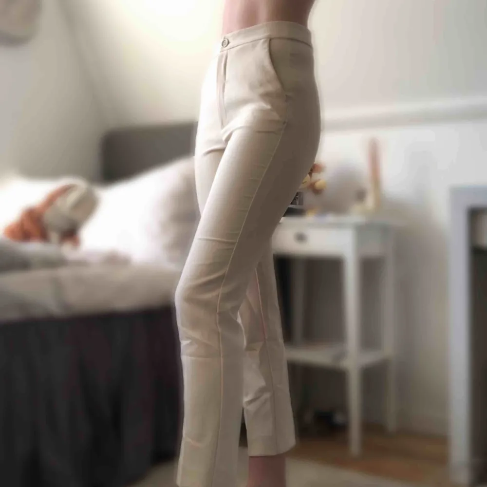 Intressekoll: Kostymbyxor från Gina Tricot, aldrig använda. Nypris 599kr. Köparen står för frakten💞. Jeans & Byxor.