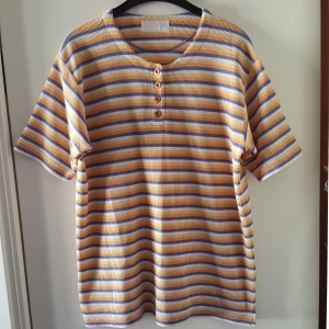 Stickad t-shirt - Vintage stickad t-shirt. Går inte att se storlek men uppskattar till ca L. Sitter även snyggt oversize på mindre storlekar tycker jag. Fraktkostnad blir 69kr.