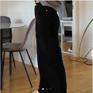 Snygga manchesterbyxor - Säljer trendiga manchesterbyxor från zara med modellen wide. Riktigt snygg passform och passar så bra till allt. 