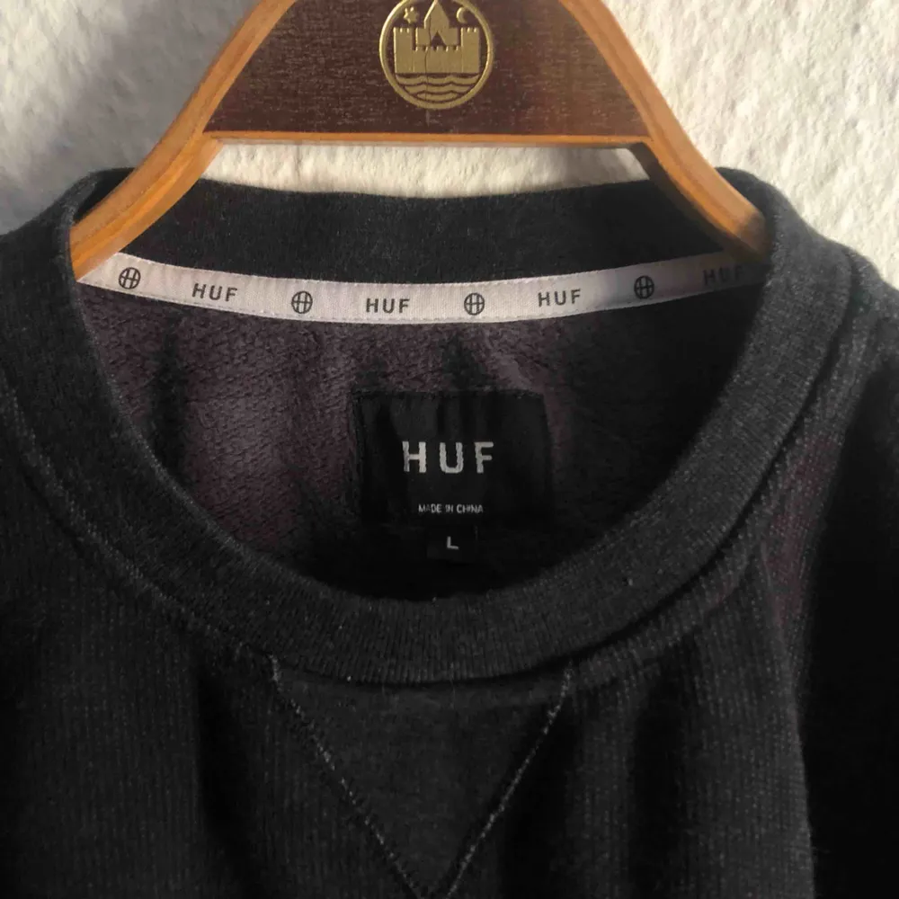 Svart sweater från HUF, shippas från Danmark till Sverige för 59 kr🙏. Hoodies.