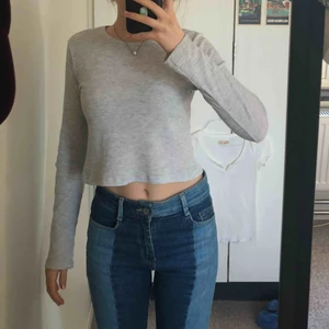  - En söt långärmad grå ribbad tröja från brandy melville. Supermjuk och croppad så skitsnygg till ett par högmidjade byxor. Passar XS eller S beroende på hur man vill att den ska sitta. 