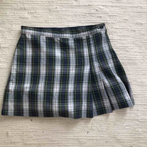  - Rutig kort kjol med inbyggda shorts :-) Frakt tillkommer!