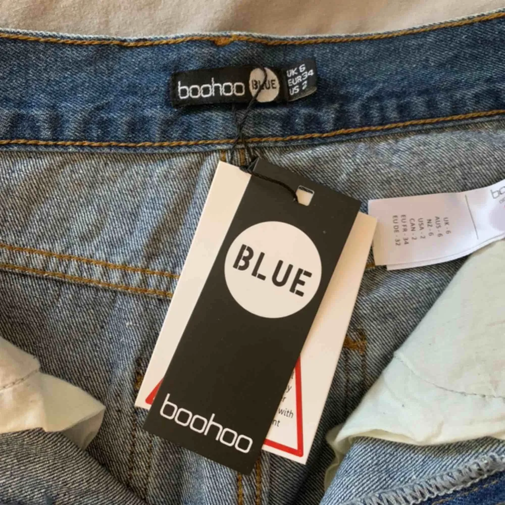 As snygga och populära jeans från boohoo. Aldrig använda utan bara testade då jag tyckte att de var för stora. Sitter hur bra som helst i midjan.❗️Budgivning pågår tills torsdag❗️. Jeans & Byxor.