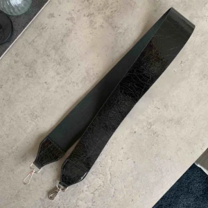  - Nytt väskband från Carin Wester i ett lack liknande material. Slutsålt på hemsidan. Frakten ingår