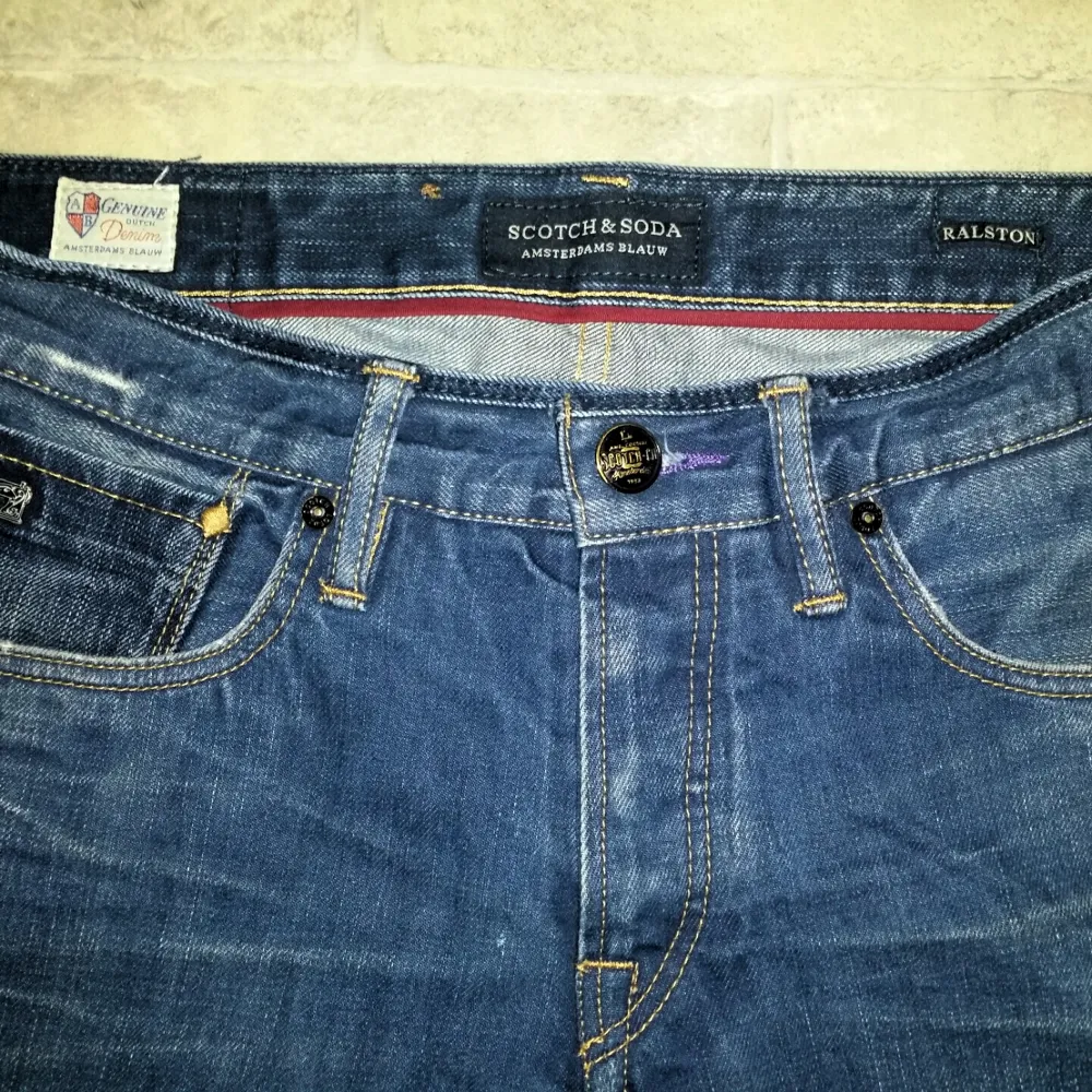 scotch and soda amsterdam blauw jeans. Har använts ende men är i fint skick. Ett par riktiga kvalitets jeans med riktigt fina detaljer. STOELEK 32/34. 50sek plus frakt.. Jeans & Byxor.