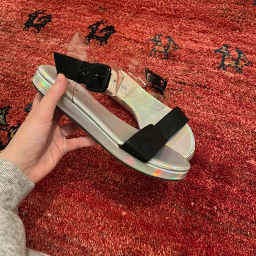 Holografiska sandaler använda två gånger! Frakt: 63kr. Skor.