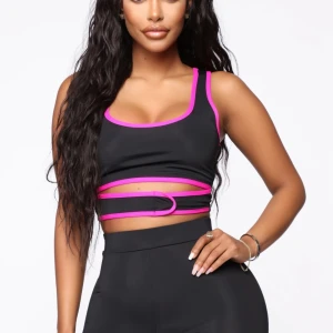 Sport BH från Fashion Nova - Helt oanvänd sport BH från Fashion Nova. Lappen är kvar. Säljer den för jag köpte fel. Hoppas den kan glädja någon annan :) 