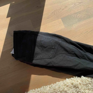  - Levis 711 skinny svarta. Bra skick.
