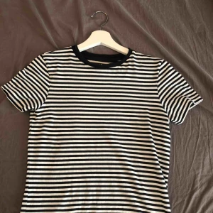  - snygg t-shirt från selected femme, i nyskick! strl XS men passar även S 