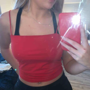  - Populära linnet från Ginatricot i färgen röd och storlek L jag är vanligtvis en S/M! OBS! Tillkommer frakt på 44kr!!!