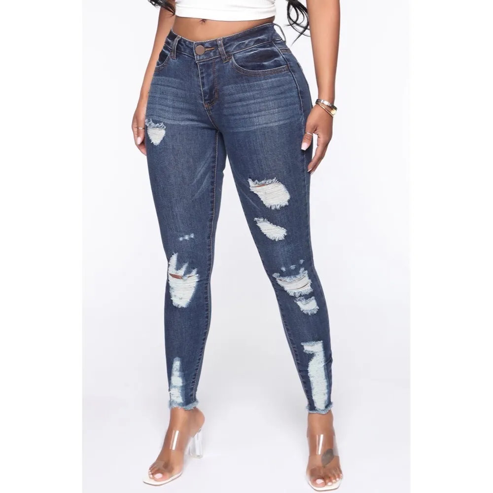 Säljer mina OANVÄNDA jeans från fashion Nova i stl 7 som då är s/m, det är inte jätte stretchiga så skulle sagt att de passar bättre som S. . Jeans & Byxor.