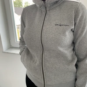 Sail racing hoodie dam - Storlek L, sitter som en M. Använd en gång, nypris 1299kr.
