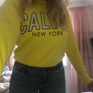 Calvin Klein Sweatshirt - Fin Calvin Klein tröja storlek s och passar även M, köpt från Ck i Kanada och har inget kvitto. Helt nyskick knappt använd. Vill bli av med så lägg bud 💖💖