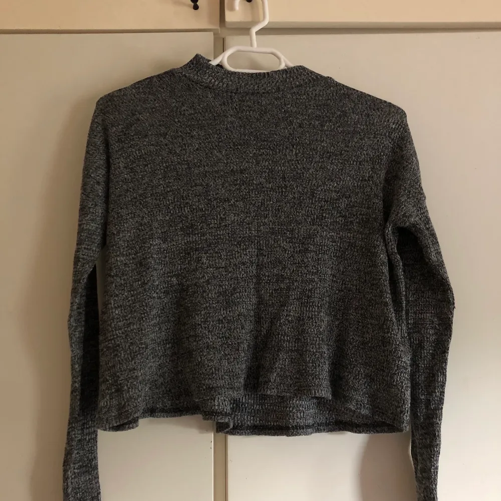 Fin grå tröja från H&M i strl XS, använd några få gånger. Sitter lite tajtare på armarna och lösare på kroppen! Vill ni ha någon bild på hur den ser ut på osv så skriv i chatten så löser jag det!🤍 Tvättar och stryker allt innan + köparen står för frakten💖. Tröjor & Koftor.