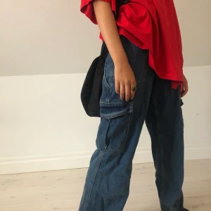  Cargojeans - Ett par assssss coola cargo jeans som tyvär är för små för mig. Köpte dom för ca 2 år sedan men skulle säga att dom är i väldigt bra skick. Midjan(28) längd (34). Modellen är 168cm lång. 