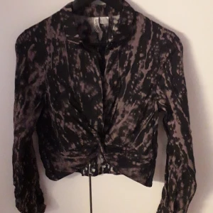 Tröja - En tröja i batik lite mer som en skjorta med en liten knut på framsidan 