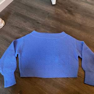 Blå stickad tröja från Gina tricot, inget använd.