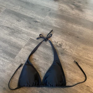 Svart bikiniöverdel - Knyte i nacken, knäppe på ryggen.