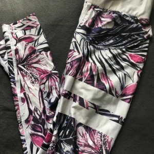 Stronger - Ganska använda men utan skador!! 💖