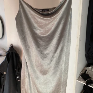 Ljusgrön sidenklänning - Oanvänd klänning från zara