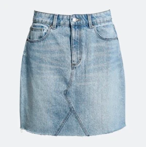 Jeans kjol  - jeans kjol som knappt använts , säljer pga det och att den är för liten för mig! (Jag är en M) bra skick! Köparen står för frakten!💕🦋 3 för 2!