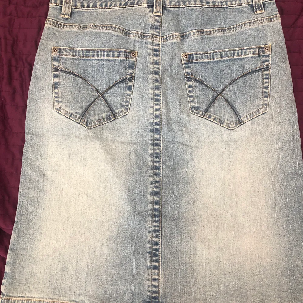 Snygg jeans kjol i storlek 38. Helt ny, med prislapp. Köpt för 299 och säljs för 100 kr.. Kjolar.