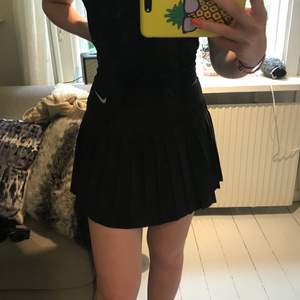 Superfin svart tenniskjol  från Nike💕🧚‍♀️  Strl S, jättefint skick! Det är shorts under kjolen. Köparen står för frakten 💕😊