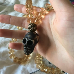 Döskallehalsband - Långt döskallehalsband med glasdiamanter💀🍂köpare står för frakt 