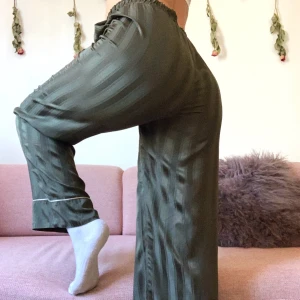 Ganni Sidenbyxor Strl:38 - Pyjamasbyxor i siden från Ganni, super sköna och bra skick 💕