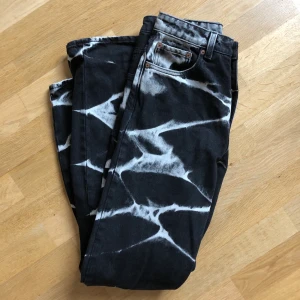 Weekday jeans - Voyage 27/32. Använda två gånger, köpta för 600kr. Köpta från Weekday. Många intresserade, så buda i kommentarerna. 🥰 Frakt ingår inte :) avslutar imorgon kväll (31 juli) budgivningen, högsta bud 410. Bor i Stockholm så kan mötas , annars blir det +frakt 