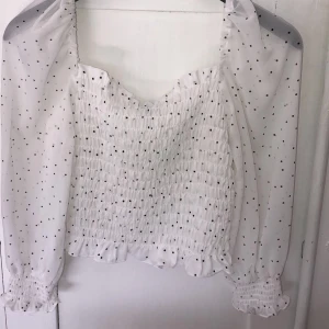 Hm topp  - Säljer min jätte fina topp från HM i storlek xs , passar jätte bra till ett par svarta eller blå byxor bara använd en gång, jag säljer den för 75kr + frakt 